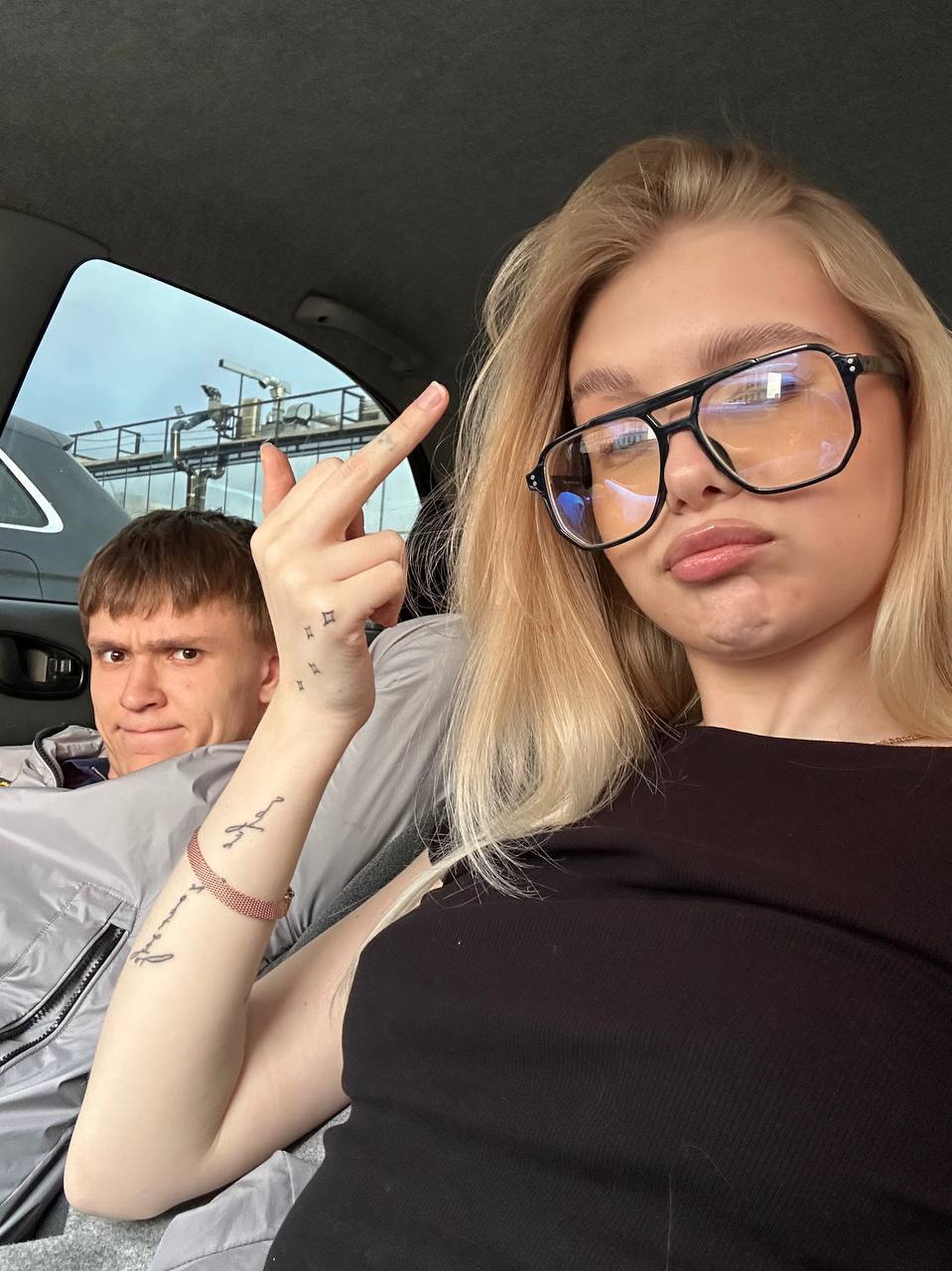 Софья и Егор дурачатся в машине